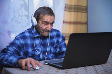 Older people can learn a laptop and a smartphone, learn to use the gadgets