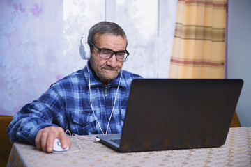 Older people can learn a laptop and a smartphone, learn to use the gadgets