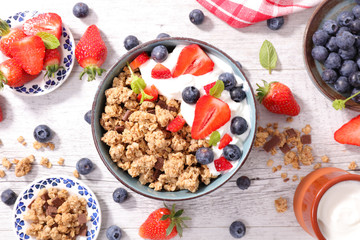 muesli with yogurt and berry fruit