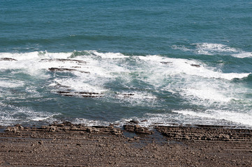 鬼の洗濯岩に打ち寄せる波
