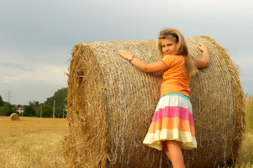 Młoda dziewczynka na łonie natury © summit fever