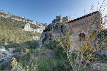 Fontaine de Vaucluse -vue du chateau- Vaucluse-Provence