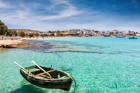 Blick auf die Bucht mit glaskarem Wasser und die Stadt von Ano Koufonisi, Koufonisia, Griechenland