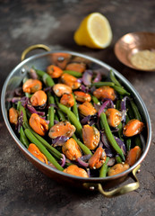 Green beans with mussels, red onions and sesame. Healthy vegetarian food.