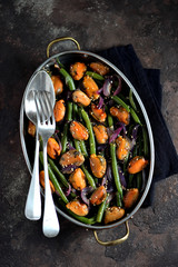 Green beans with mussels, red onions and sesame. Healthy vegetarian food.