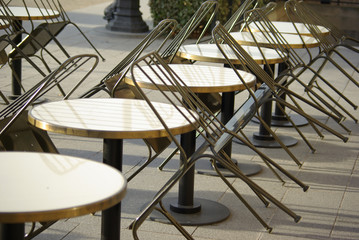 Tables rondes et chaises
