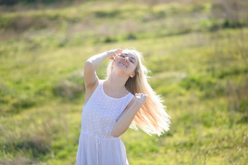 Obraz premium teenager girl is swaying her hair outdoor