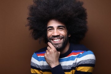 Afro man in front of a brown background