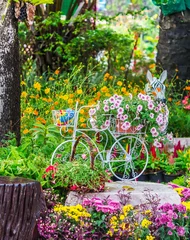 Crédence de cuisine en verre imprimé Vert-citron Dans un jardin confortable en été./ Vélo blanc vintage et pot de fleurs dans un jardin de fleurs confortable en été.