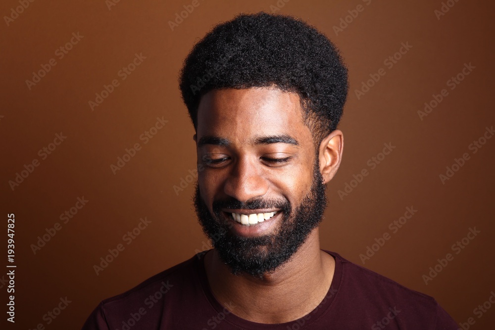 Poster Afro man in front of a brown background