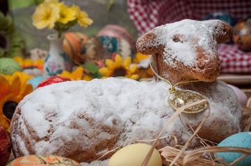 agneau pascal en gateau sur une table décorée  