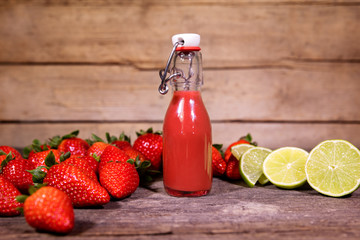 Erdbeersaft oder Smoothie aus Erdbeeren und Limetten oder Zitronen