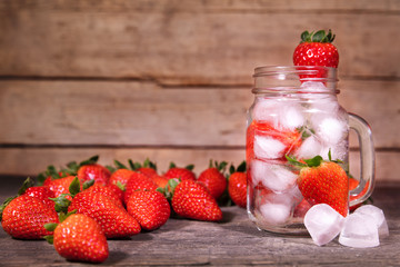 Detox Wasser oder Limonade aus Erdbeeren und Eiswürfel