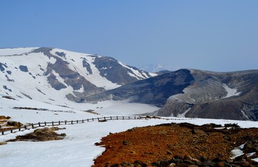 凍ったままの春の蔵王の御釜