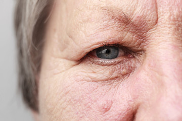 Obraz premium Elderly pensioner female eye closeup
