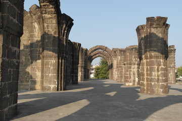 Величественные арки усыпальницы Барах Каман в городе Биджапур штата Карнатака в Индии  