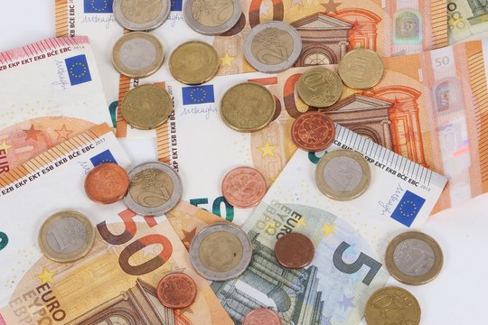 verschiedene Euro Scheine und M&uuml;nzen liegen im Studio auf einem Haufen