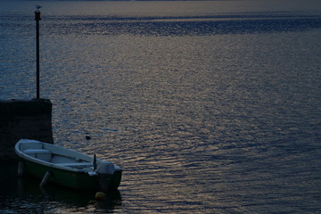 Barca all'alba sul Lago Maggiore