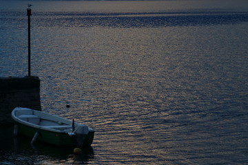 Barca all'alba sul Lago Maggiore