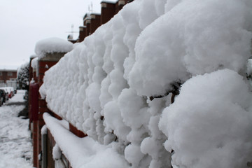 prospettiva di staccionata con neve