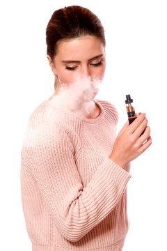 Junge Frau mit E-Zigarette 
