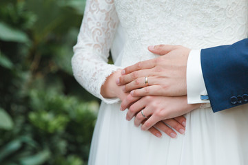 Les mains des gens qui s'aiment