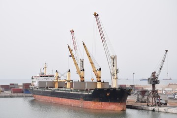 Frachtschiff im Hafen von Agadir, Marokko, Nordafrika vor Anker liegend