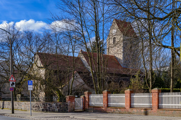Historische Dorfkirche Berlin-Mahlsdorf von Nordosten. Davor die "Mahlsdorfer Linde", ein Naturdenkmal aus dem 17. Jahrhundert © ebenart