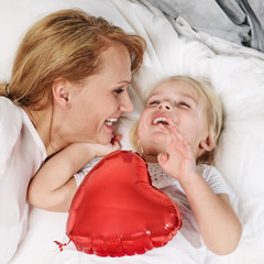 Mutter und Tochter kuscheln am Muttertag