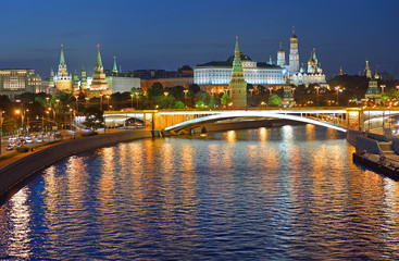 Obraz premium Światła miasta nocą. Kreml moskiewski wieczorem. Rosja