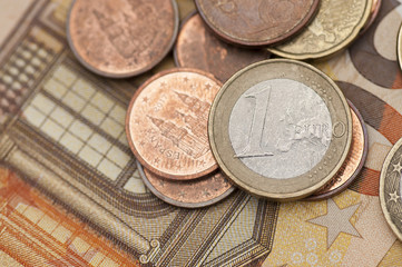 Monedas de euro sobre billetes