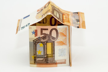 Casa de 50 euros sobre fondo blanco