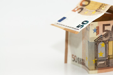 Casa de 50 euros sobre fondo blanco