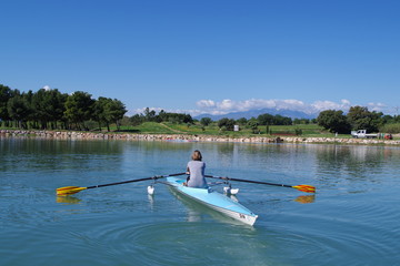 Fototapeta na wymiar Aviron et kayak sur lac sur fond de montagne