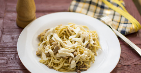 Spaghetti with chopped meat on a plate.