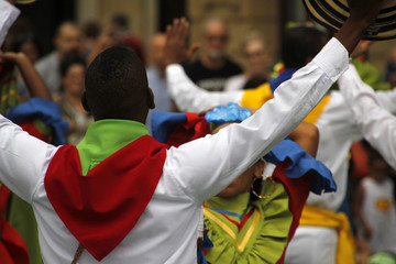 Exhibición de danza tradicional de Colombia en un festival callejero