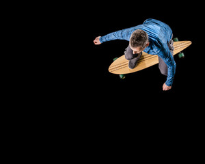 Mann fährt auf Longboard, Ansicht von oben