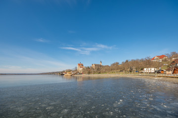 Fototapeta na wymiar Der Süße See in Sachsen-Anhalt mit dem darüber thronenden Schloss von Seeburg