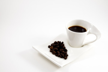 white background coffee cup with coffee beans placed on white floor. image for copy space, food, drink, isolated, beverage, business concept