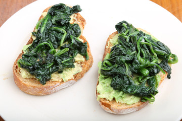 tosta de espinacas y aguacate