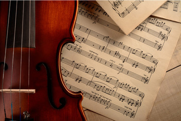 Fototapeta premium arkusze z nutami leżą wraz ze skrzypcami