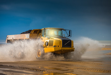 camion de chantier dans l'eau