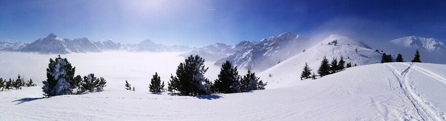 Fototapeta na wymiar Skitour Stubaital Panorama Gegenlicht
