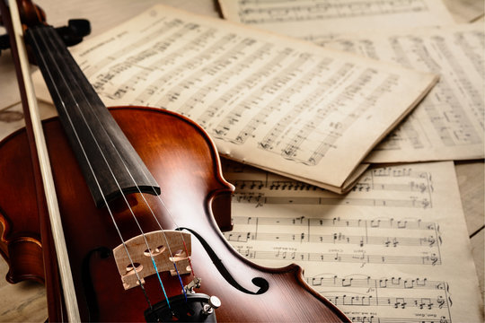 bow violin and notes lie on the table