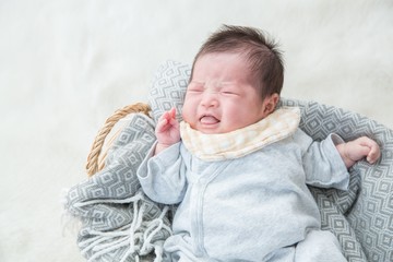 泣いている赤ちゃん