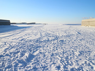 Fototapeta na wymiar tracks on snowy ice on a winter day