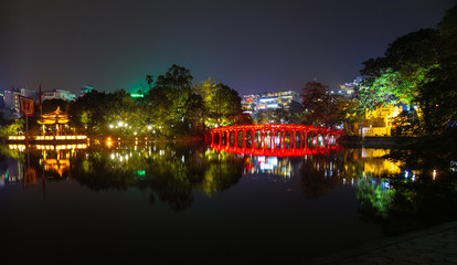 Fototapeta na wymiar Vietnam, Hanoi, Hoan Kiem Lake, Huc-Bridge