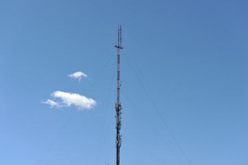 Obraz premium Big tower with antennas for mobile phones against the blue sky