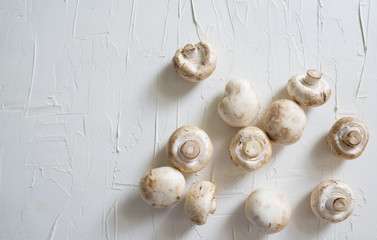 Fototapeta na wymiar Raw champignons on white background top view