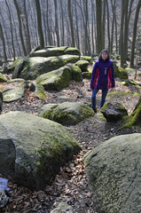 Naklejka premium frau geht im felsenmeer im odenwald